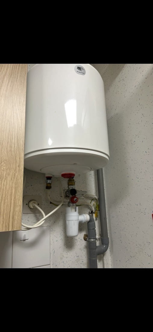 Chauffe-eau électrique mural et son groupe de sécurité dépannés par un plombier chauffagiste à Dijon