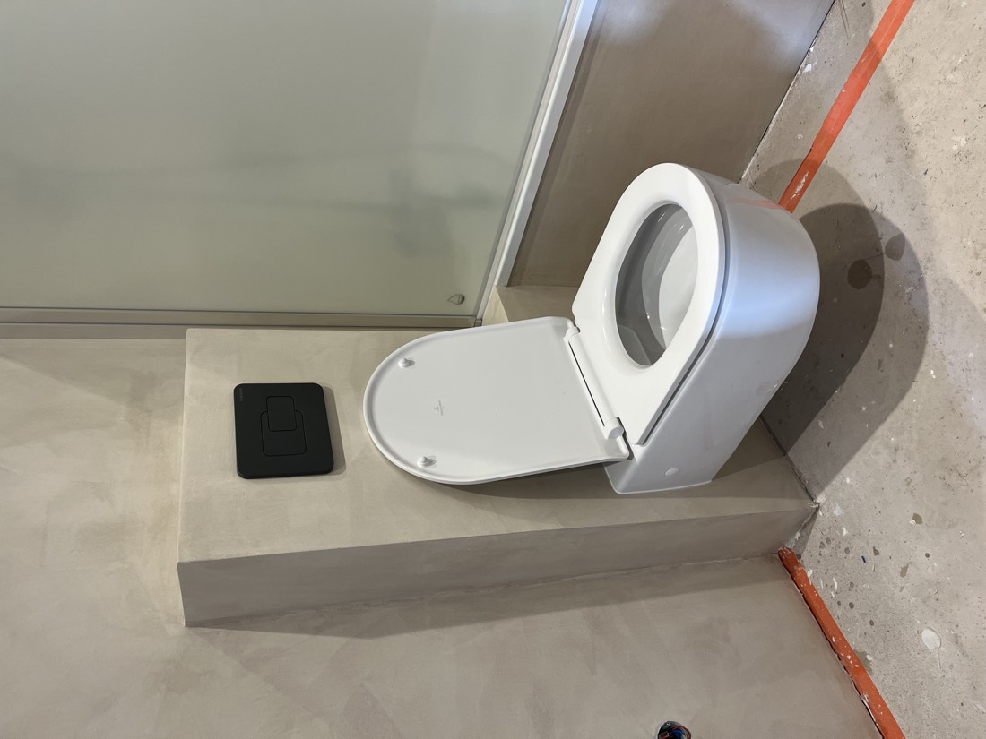 WC suspendu avec plaque de commande, remplacement du mécanisme de chasse d'eau par un plombier à Dijon